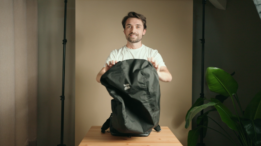 Load video: Vidéo tutoriel housse de pluie imperméable recyclée face hobe explore