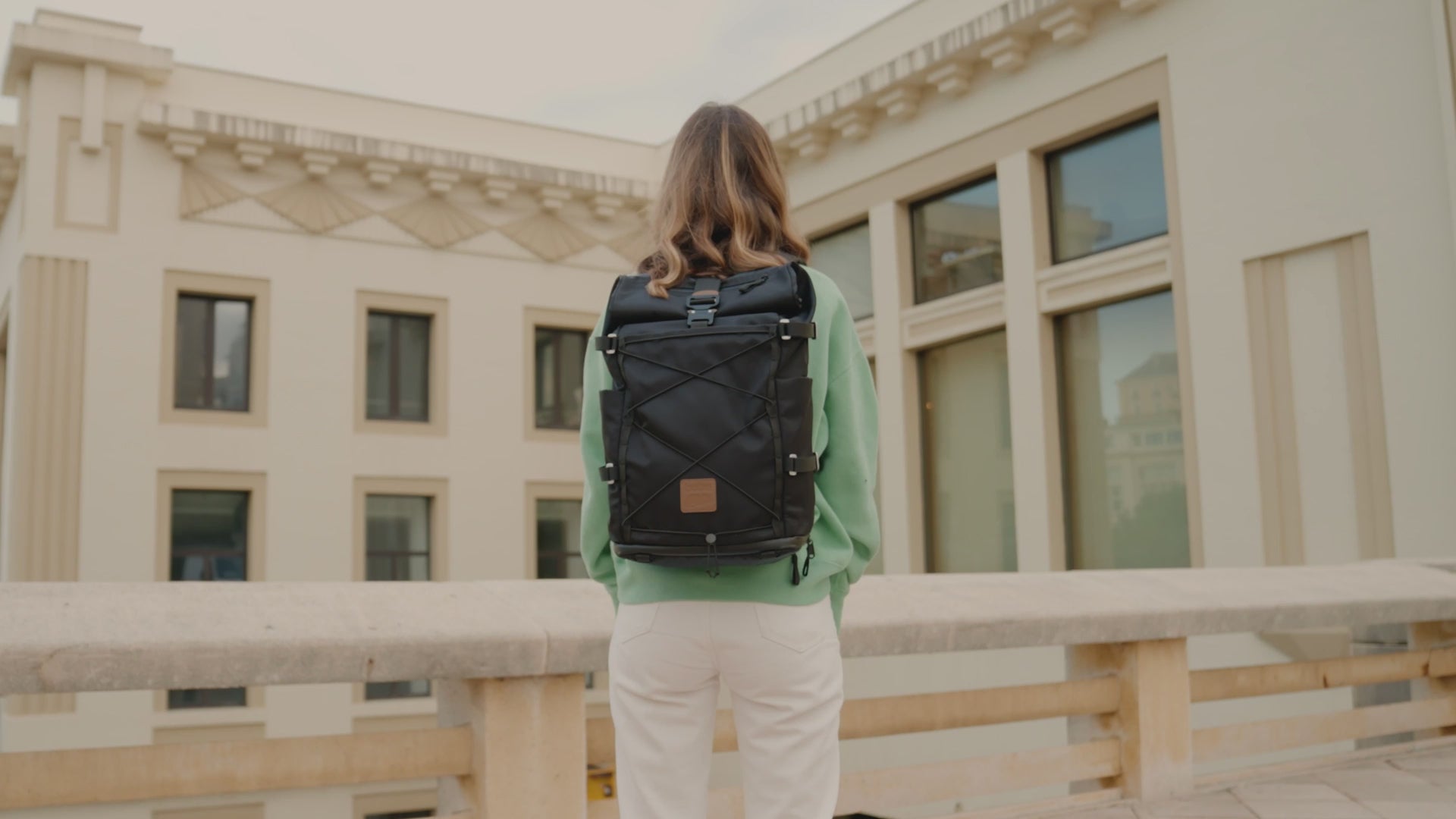 Charger la vidéo: Cette vidéo présente le sac à dos caméléon et le sac banane de la marque Hobe Explore en ville et à l&#39;aventure.