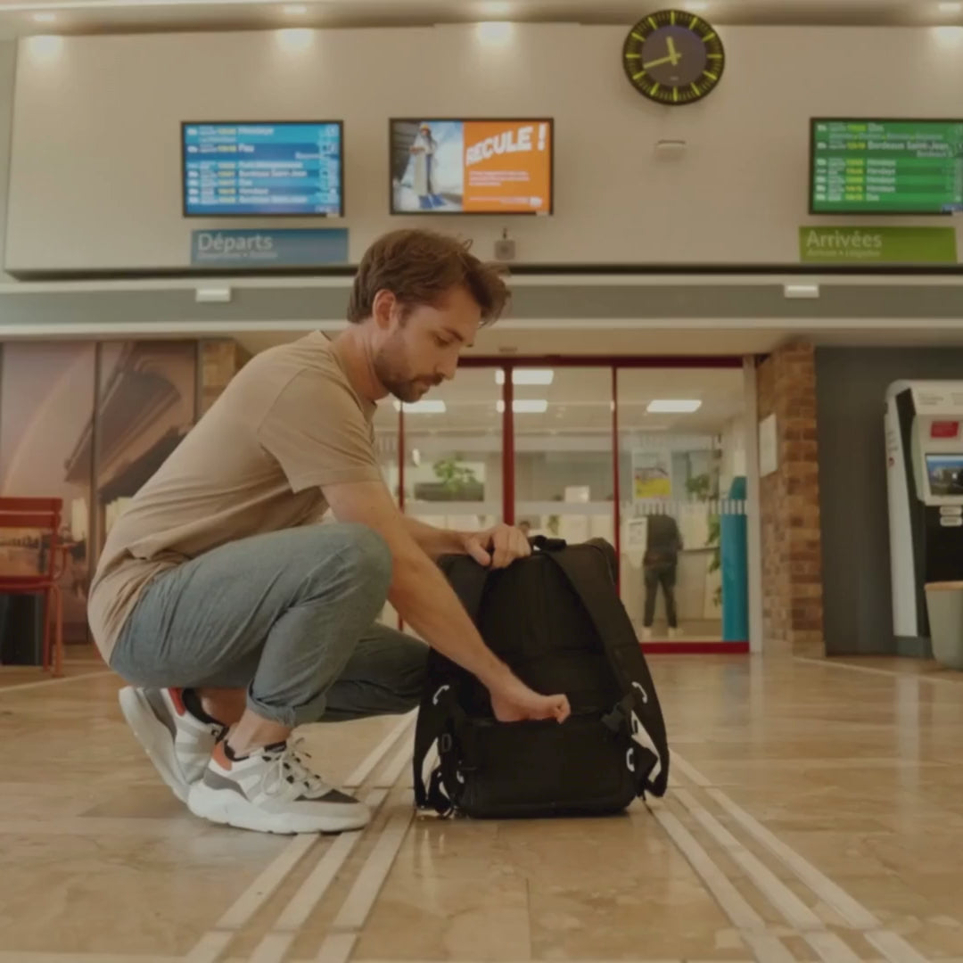 Charger la vidéo: Découvrez les produits innovants de Hobe Explore en action ! Cette vidéo met en scène notre collection complète : le sac à dos caméléon, le sac banane et la housse de pluie, adaptés à différents environnements. Que ce soit au travail, pendant vos séances de sport, ou lors de vos voyages, nos produits sont conçus pour s&#39;adapter à tous vos besoins. A pied, à vélo en van ou en avion, le sac à dos caméléon est pensé pour durer et s&#39;adapter partout. Fabriqués avec des matériaux durables et recyclés, chaque article combine style, fonctionnalité et ingéniosité. Voyagez léger, organisez-vous mieux et faites face à toutes les situations avec Hobe Explore.